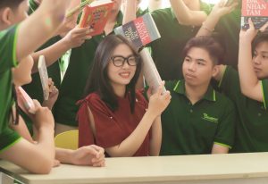 hinh-ky-yeu-lop-12-truong-thpt-bamboom-giao-vien-chu-nhiem-co-nguyen-thi-ha-huyen-day-mon-vat-ly (1)