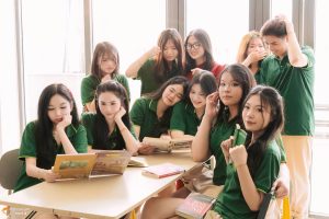 hinh-ky-yeu-lop-12-truong-thpt-bamboom-giao-vien-chu-nhiem-co-nguyen-thi-ha-huyen-day-mon-vat-ly (1)