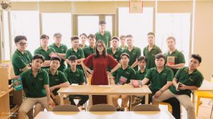 hinh-ky-yeu-lop-12-truong-thpt-bamboom-giao-vien-chu-nhiem-co-nguyen-thi-ha-huyen-day-mon-vat-ly (1)