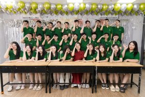 hinh-ky-yeu-lop-12-truong-thpt-bamboom-giao-vien-chu-nhiem-co-nguyen-thi-ha-huyen-day-mon-vat-ly (1)