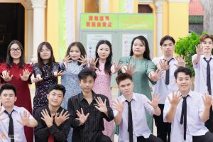 hinh-ky-yeu-lop-12-truong-thpt-bamboom-giao-vien-chu-nhiem-co-nguyen-thi-ha-huyen-day-mon-vat-ly (1)